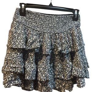 Hollister Black and White Floral A-Line Skirt with short under
Size: medium
